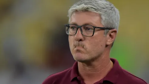 Odair é avisado que zagueiro está saindo do Santos rumo à Europa