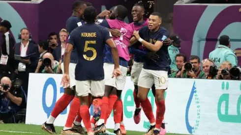 Koji Watanabe/Getty Images - Jogadores franceses comemorando classificação para a final