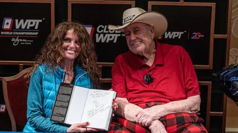 Valerie ao lado de Doyle Brunson, o Poderoso Chefão do poker (Foto: Divulgação/WPT)