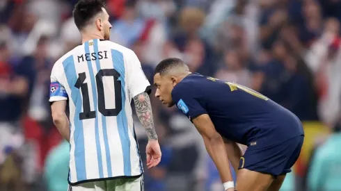 Julian Finney / Equipe / Getty Images - Messi e Mbappé na final.