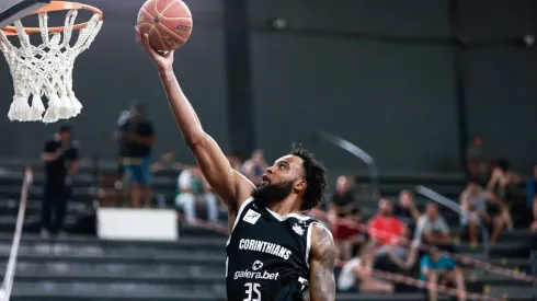 Corinthians busca sétima vitória consecutiva no torneio