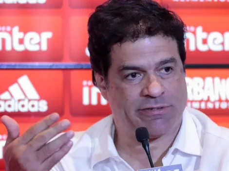 Raí foge do 'script' e dá presente surpresa para jornalista da ESPN