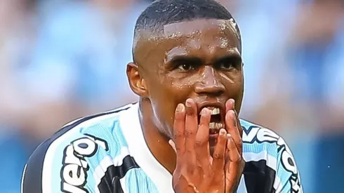 Foto: Pedro H. Tesch/AGIF - Douglas Costa pode acabar aliviando a vida do Grêmio.