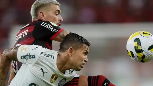 Foto: Alexandre Loureiro/Getty Images - Arrascaeta e Dudu em disputa de bola