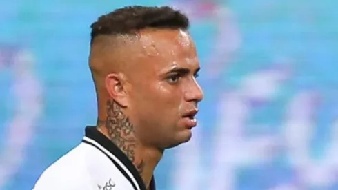 - Luan, meia-atacante