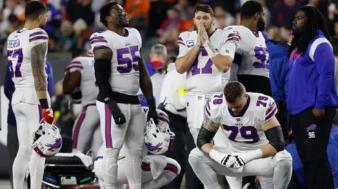 Jogadores do Bills durante a paralisação da partida contra o Bengals
