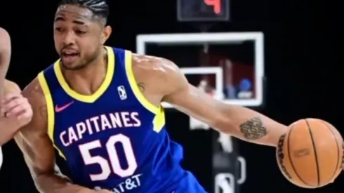 Brasileiro disputando partida pelo time mexicano, Capitanes, na G-League