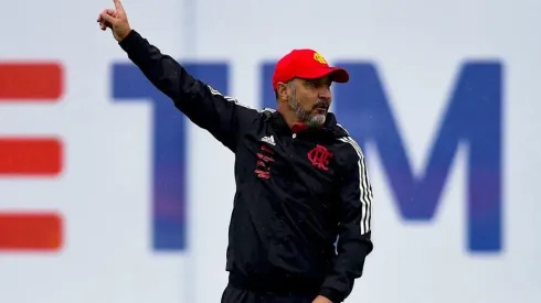 Foto: Marcelo Cortes/CRF - Vítor Pereira comandou o último treino da semana neste sábado (7).