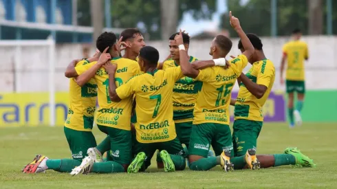 Foto: AssCom Dourado - Jovens do Cuiabá devem ganhar mais oportunidades