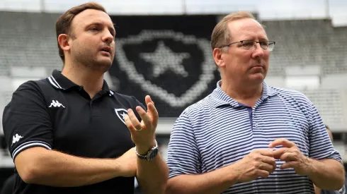 Foto: Vitor Silva/Botafogo - Textor conversa com André Mazzuco em oficialização da SAF do Botafogo