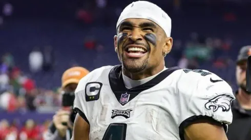 Estreia de Hurts nos playoffs: em que condições físicas?