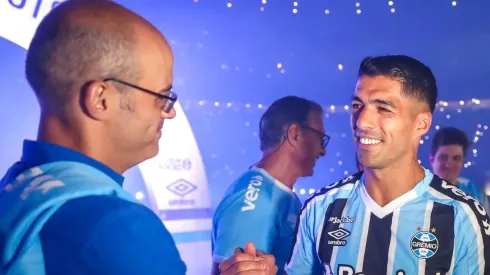 Foto: Lucas Uebel/Grêmio FCBA - Suárez e Caleffi durante a apresentação do craque.