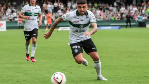 Foto: Robson Mafra/AGIF - Victor Luís será poupado diante do Maringá