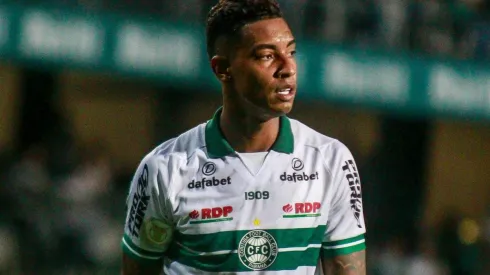 Foto: Gabriel Machado/AGIF - Alef Manga é titular absoluto do Coritiba