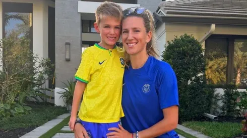 Azarenka ao lado do filho Leo, com o uniforme da Seleção