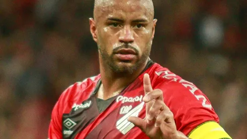 Agif/Gabriel Machado - Thiago Heleno pega gancho