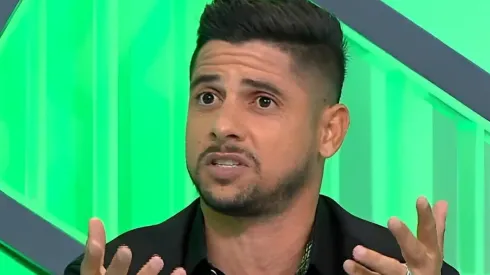 Foto: Reprodução/SBT - Cicinho deu forte opinião sobre o Flamengo