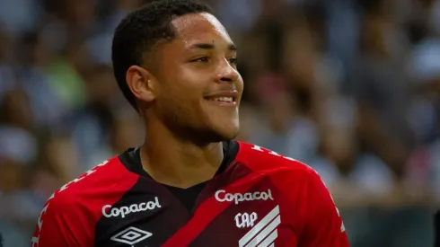 Foto: Fernando Moreno/AGIF - Parceiro de Vitor Roque no Athletico acertou com o Bragantino