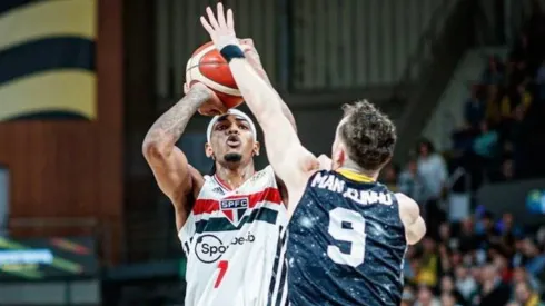 Túlio enfrentando Huertas na decisão do Mundial de Clubes