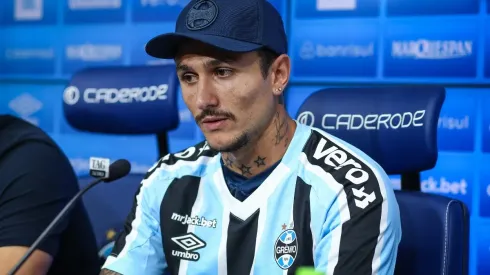 Foto: (Lucas Uebel/Grêmio FBPA) - Vina concedeu sua primeira entrevista coletiva no Grêmio nesta quarta (15)