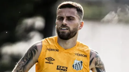 Foto: Reprodução/Raul Baretta/ Santos FC - Lucas Lima treinando pelo Santos