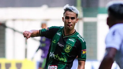 Zé Ricardo com a camisa do América-MG - Foto: Fernando Moreno/AGIF