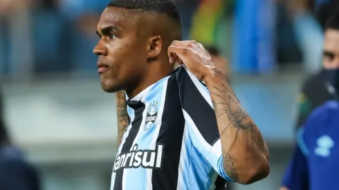 Foto: Pedro H. Tesch/AGIF – Douglas Costa: meia-atacante voltou a se manifestar sobre o Grêmio