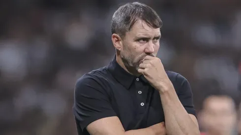 Coudet perde a paciência e manda recado para elenco do Galo