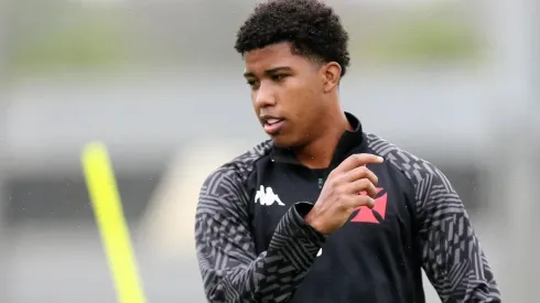 Foto: (Daniel Raramlho/Vasco) - Andrey Santos está de volta ao Vasco