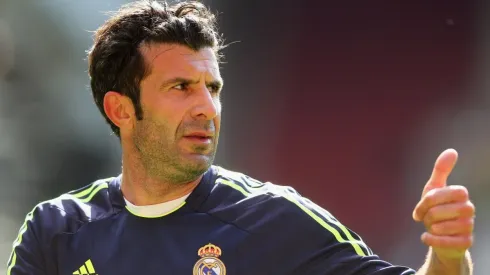 Getty Images. Torcida do Real Madrid faz 'lobby' por novo Figo