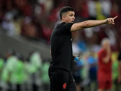 "Vale destacar o que ele fez"; Barbieri 'esquece' Pumita e enche a bola de titular do Vasco após vitória contra o Fla