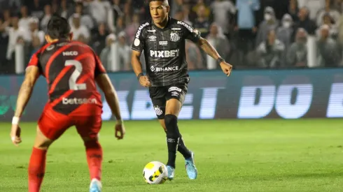 Foto: Fernanda Luz/AGIF - Ângelo busca o primeiro gol na Vila Belmiro