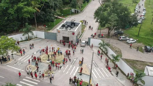 Torcedores em frente ao Ninho do Urubu (Foto: Allan Carvalho/AGIF)
