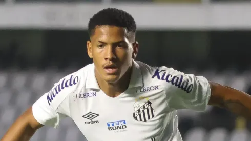 Agif/Fernanda Luz – Ângelo dá assistência pelo Santos