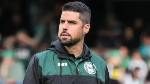 Foto: Robson Mafra/AGIF – António Oliveira já dirigiu o Athletico na carreira.