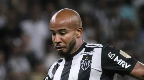 Agif/Fernando Moreno - Patrick dá invertida em repórter