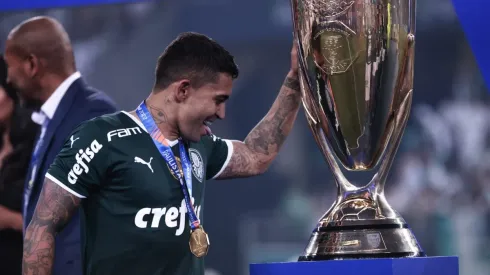 Foto: Ettore Chiereguini/AGIF - Dudu com a taça do Campeonato Paulista