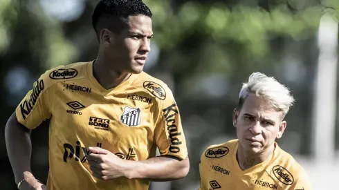 - Ângelo e Soteldo com a camisa do Santos - Foto: Ivan Storti/Santos FC