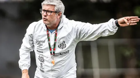 Foto: Raul Baretta/ Santos FC/ Divulgação – Odair Hellmann: técnico mexeu na formação titular do Santos