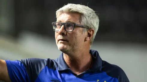 Foto: Abner Dourado/AGIF - Odair Hellmann em ação dirigindo o Santos