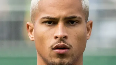 PR – Curitiba – 06/11/2022 – BRASILEIRO A 2022, CORITIBA X FLAMENGO – Joao Gomes jogador do Flamengo durante execucao do hino nacional antes da partida contra o Coritiba no estadio Couto Pereira pelo campeonato Brasileiro A 2022. Foto: Robson Mafra/AGIF