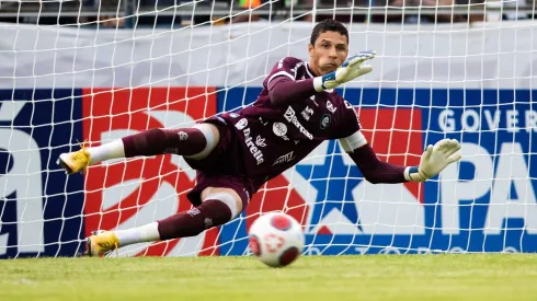 Foto: Talita Gouvea/AGIF - Vinicius, goleiro do Remo durante partida contra o Cameta, no Estádio Baenao, pelo campeonato Paraense 2023.