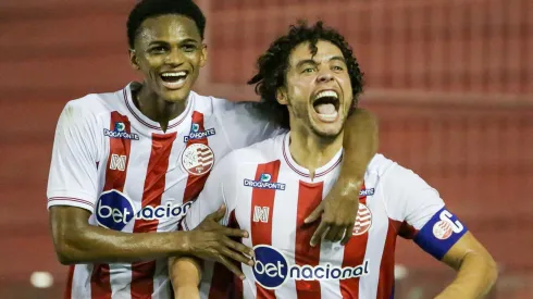 Foto: Rafael Vieira/AGIF - Victor Ferraz, jogador do Nautico, comemora seu gol durante partida contra o Sport no Estádio Aflitos, pelo campeonato Pernambucano 2023.