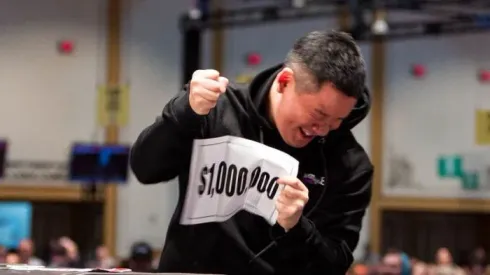 Toda a festa de Patrick Liang ao ver que tirou a maior premiação (Foto: Mathew Berglund/PokerNews)