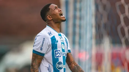 Foto: Fernando Torres/AGIF - Mario Sergio, jogador do Paysandu, lamenta chance perdida durante partida contra o Sao Jose no estadio Curuzu pelo campeonato Brasileiro C 2023.