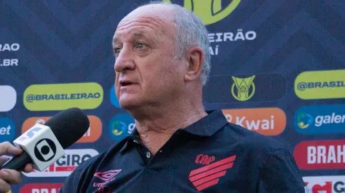 Felipão fez questão de reclamar publicamente do comportamento da torcida do Athletico em jogo ganho na Libertadores