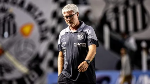 Foto: Abner Dourado/AGIF - Odair está cada vez mais pressionado no Santos.