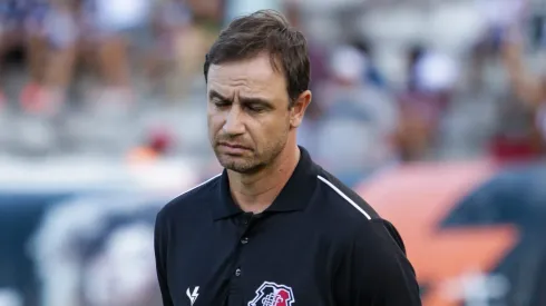 Foto: Rafael Vieira/AGIF - Felipe Conceição, técnico do Santa Cruz