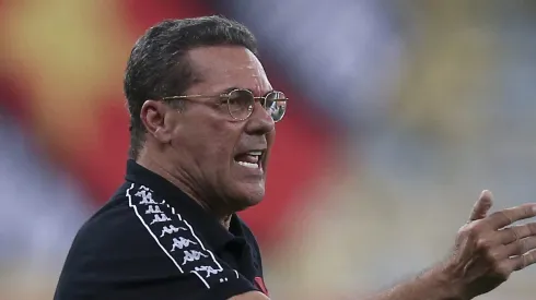 RIO DE JANEIRO, BRAZIL - FEBRUARY 04: Coach Vanderlei Luxemburgo of Vasco da Gama gestures during a match between Flamengo and Vasco da Gama as part of 2020 Brasileirao Series A at Maracana Stadium on February 04, 2021 in Rio de Janeiro, Brazil. (Photo by Buda Mendes/Getty Images)