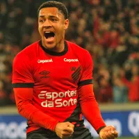 Sem Messi, Barcelona \'parte pra cima\' de Vitor Roque, do Athletico